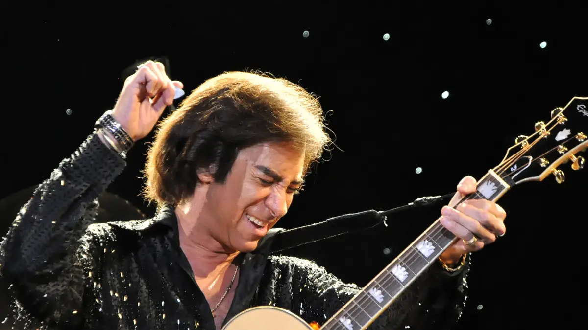 The artist-impersonator with a guitar in his hands at the King of Diamond Show