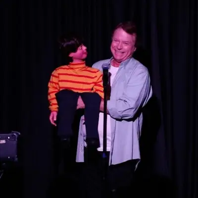 A comedian with a puppet at Hennessy Tarven