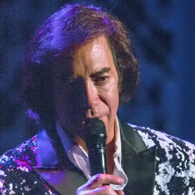 An up close picture of Neil impersonator performing