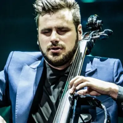 HAUSER playing the Cello with his eyes closed