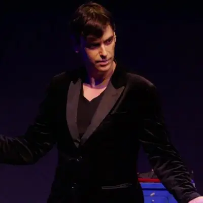The comedian with a balloon in hands as props