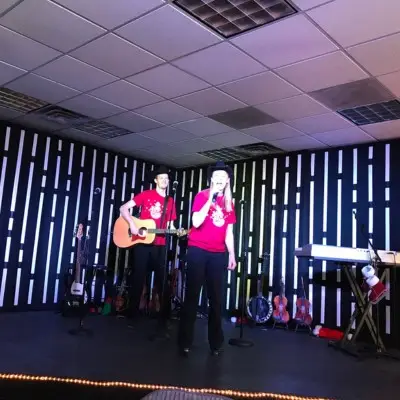 Mama’s Wranglers singing in red t-shirts