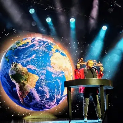 Terry Fator performing his famous puppet tribute at the Terry Fator show