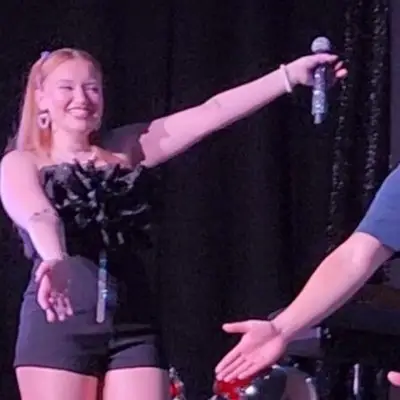 The female singer presenting the male singer of the show in Las Vegas
