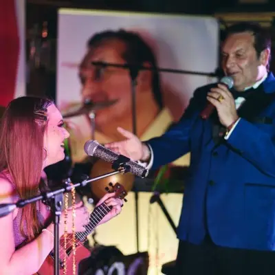 The artists singing together in vegas